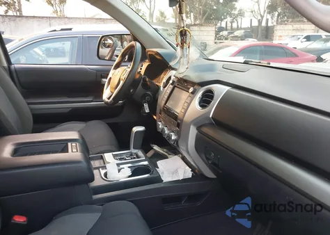 2017 Toyota Tundra Crewmax Sr5 z USA, uszkodzony, nr VIN 5TFEY5F13HX223809